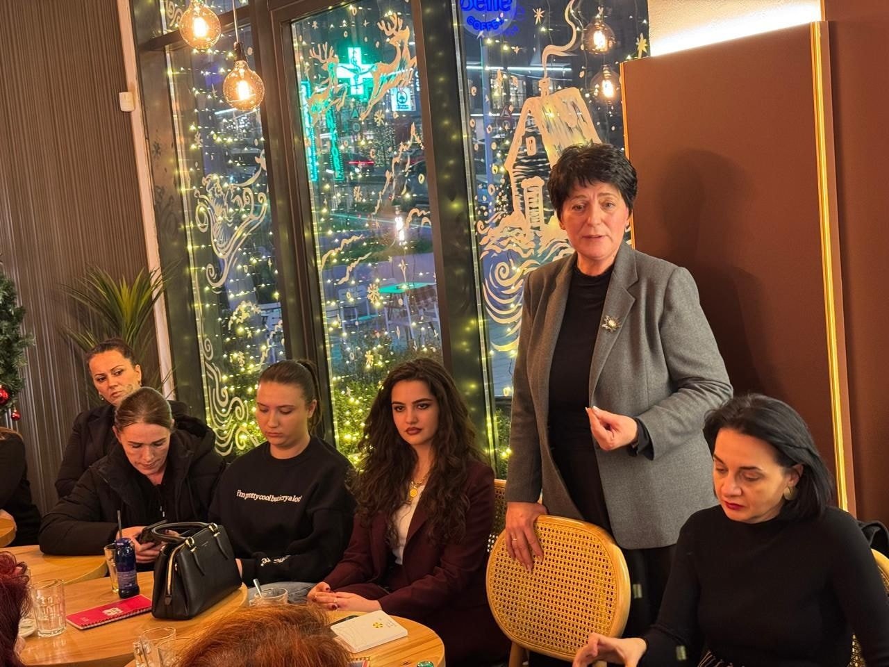 Qarkaxhija takim frytdhënës me gra dhe vajza