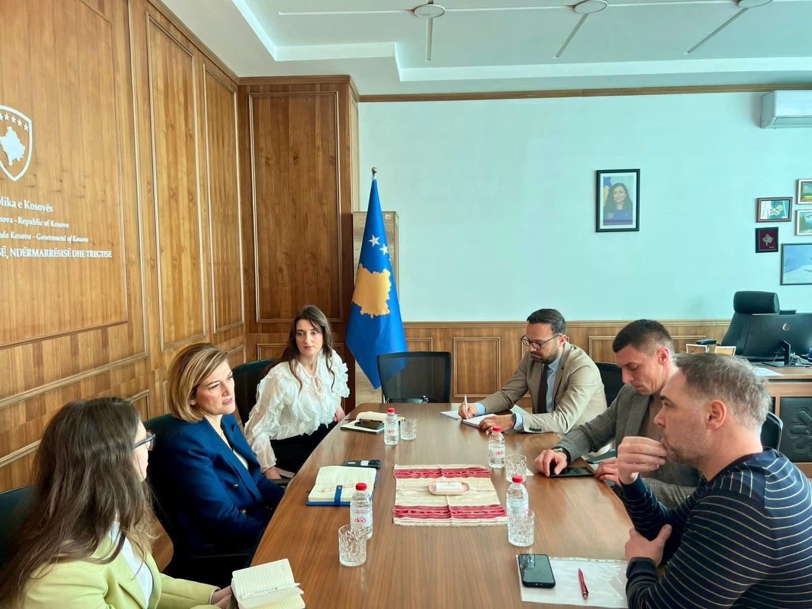 Ministrja znj. Mimoza Kusari-Lila takoi përfaqësuesit e ICK-së